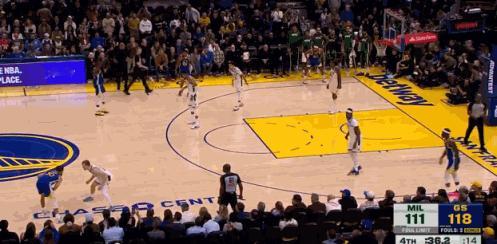 晚安！库里关键三分直接锁定胜局！
在今天NBA常规赛勇士对阵雄鹿的第四节比赛最后