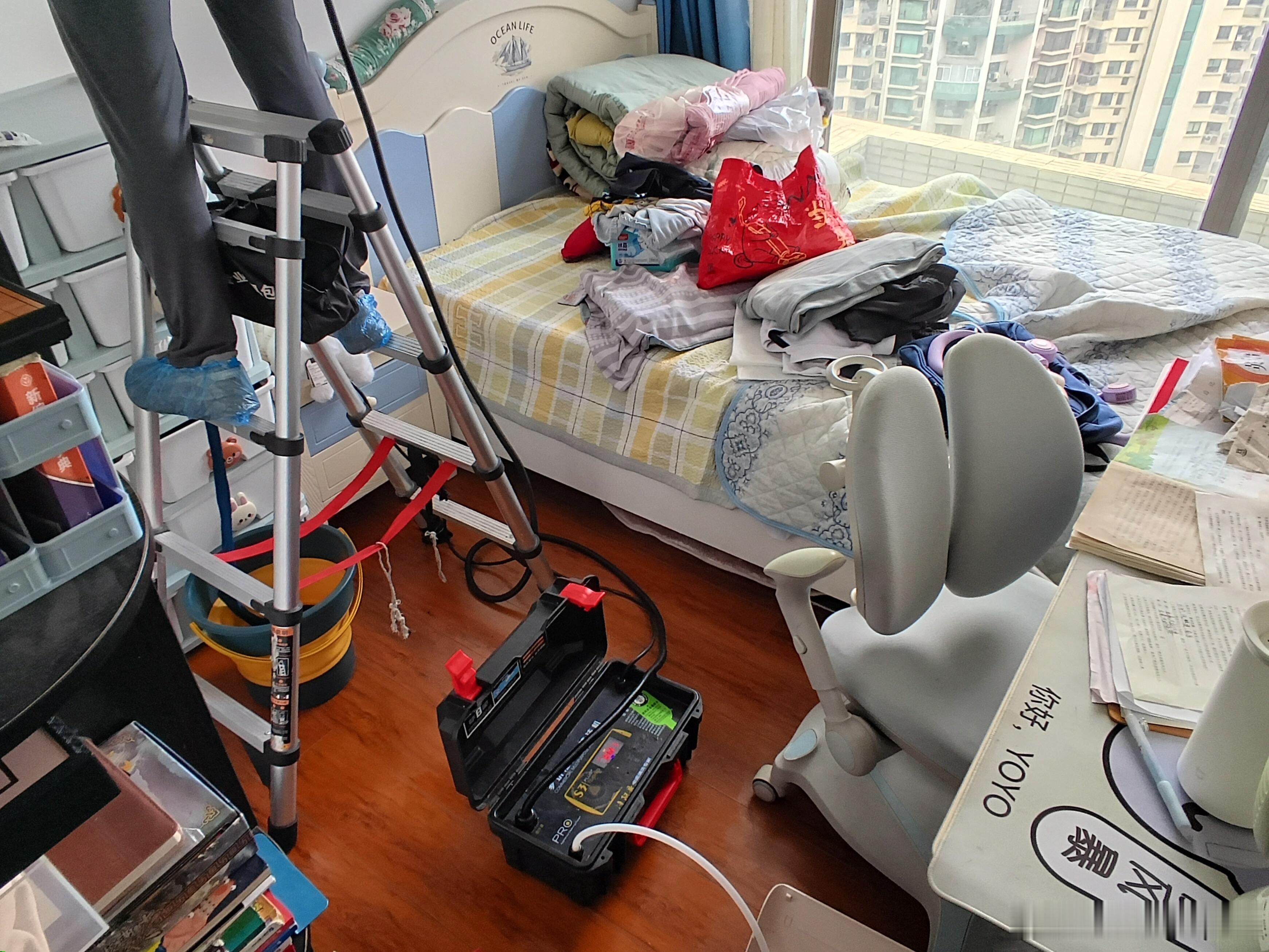 不是空调洗得越勤快越好，过度拆机清洗反而得不偿失。频繁拆装会磨损卡扣、破坏密封结
