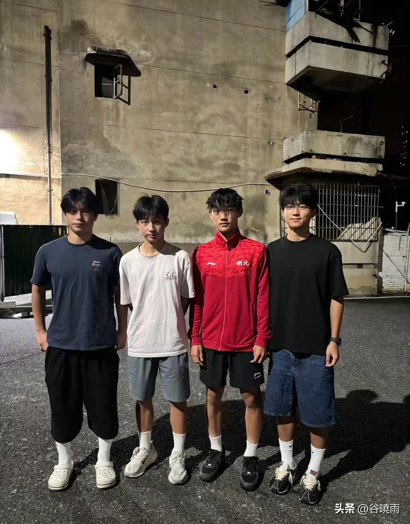 董路老师的足球小将又相聚一堂了，这几个孩子算是最早离开足球小将的，他们算第三分队