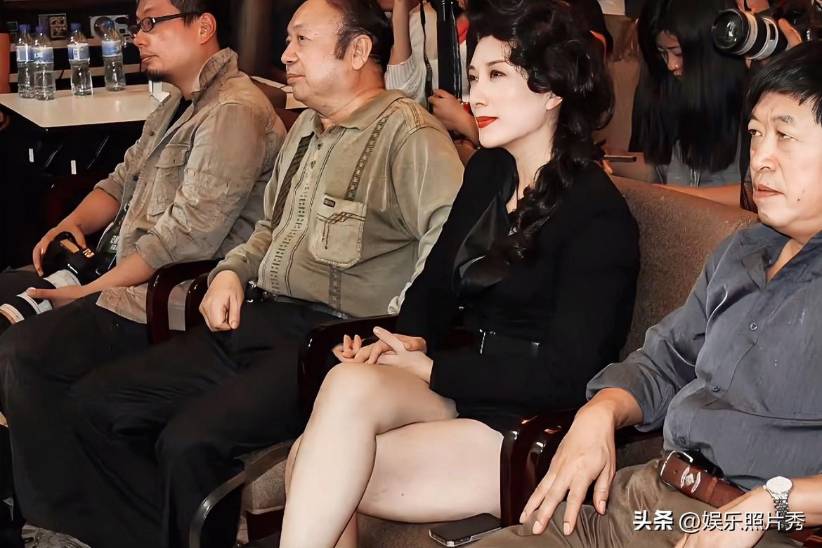 她真是一个“白到发光”的女演员，做到了“美艳与端庄”的平衡！

她一身黑色裙子，