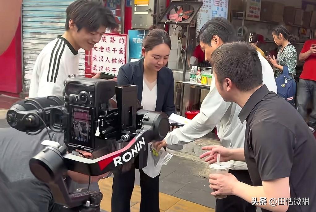 其实雷军不存在模仿，黄仁勋是自己去的，路人拍的。他是带着整个团队去的，还有专业的