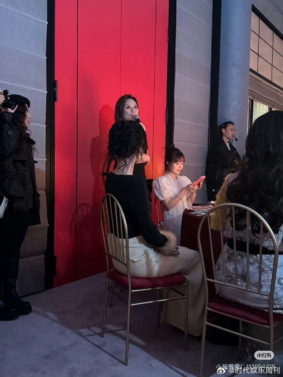 杨紫跟唱我爱他 杨紫跟唱《我爱他》的画面太戳人了，她全程带着认真的神情，眼神专注