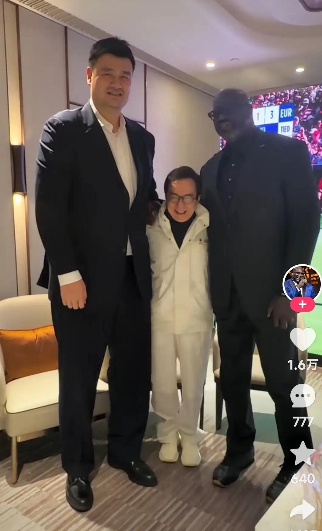 成龙大哥和姚主席、奥尼尔这样的巨人站一起差距还是有点大……
不过论起名气，恐怕最