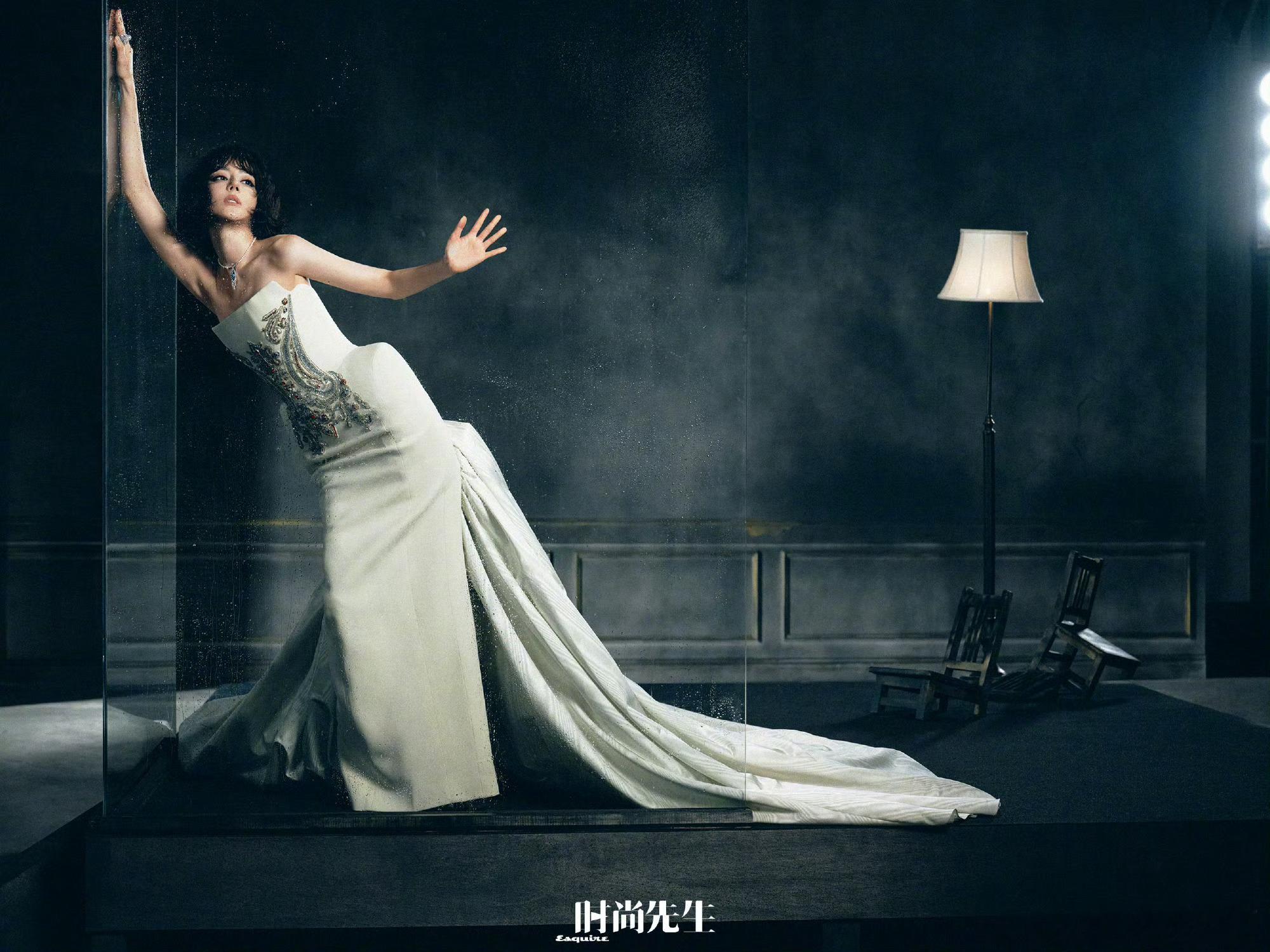 迪丽热巴的时尚可塑性迪丽热巴的风格跨度《时尚先生》创刊三十周年封面也太绝了！利落