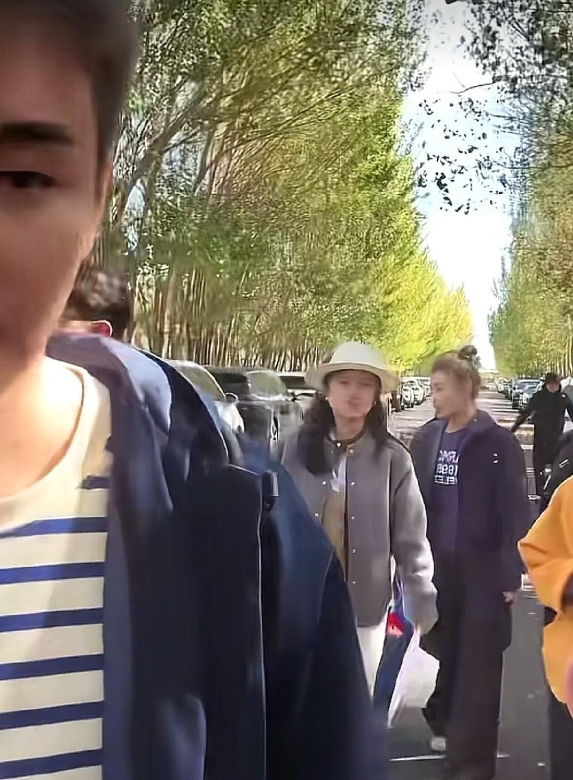 镜头刚往旁边偏了一点，闫东的手就抬起来了。画面里差点出现的人，是他妻子。镜头没切