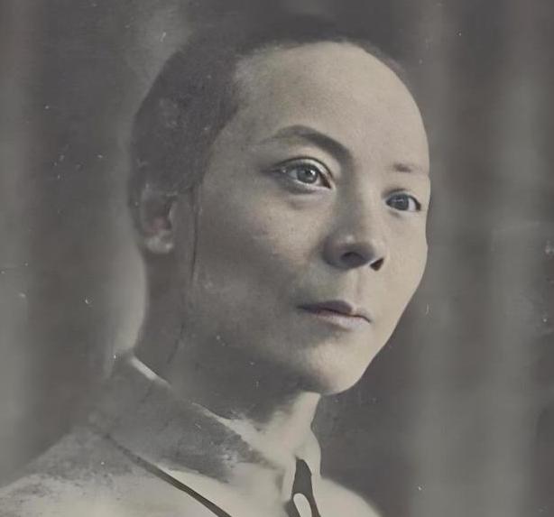 1926年9月的南昌，深夜的炮火撕破了寂静。城外，孙传芳的五省联军如黑云压城；城
