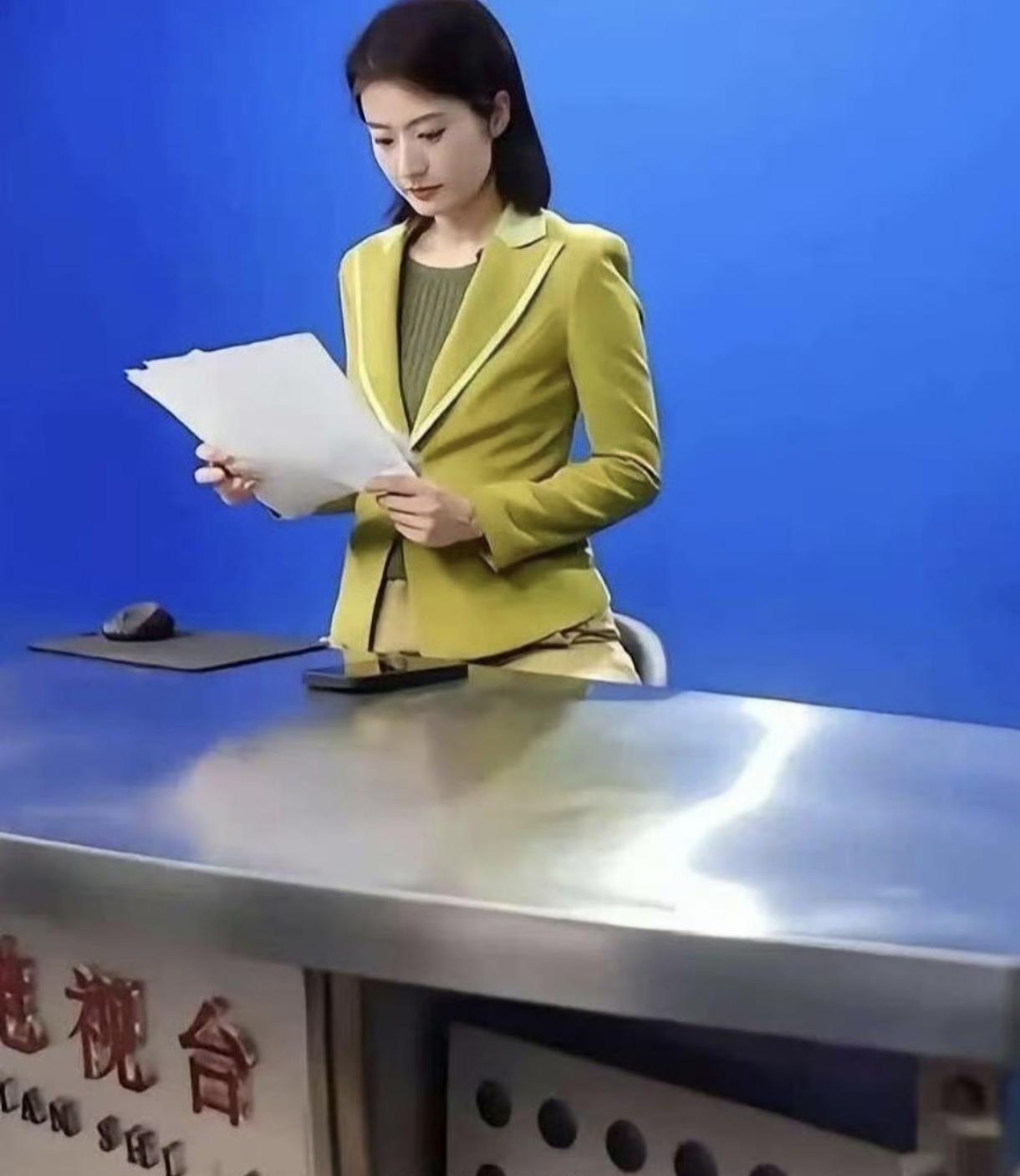 天呐，原来主持人下面穿的都很随意
