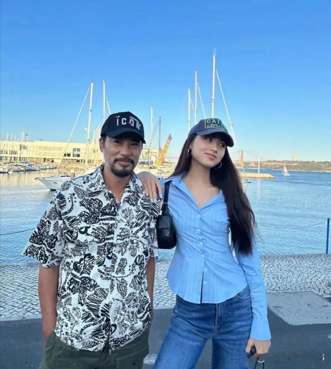 70岁的任达华带着女儿在国外出游，二十岁的小姑娘颜值出众身姿曼妙，完美继承了父母