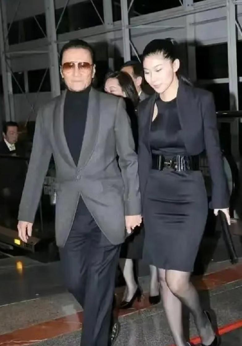 讲个故事。1985年深夜，狄波拉盛装打扮，独自站在何鸿燊澳门豪宅门前。她深吸一口
