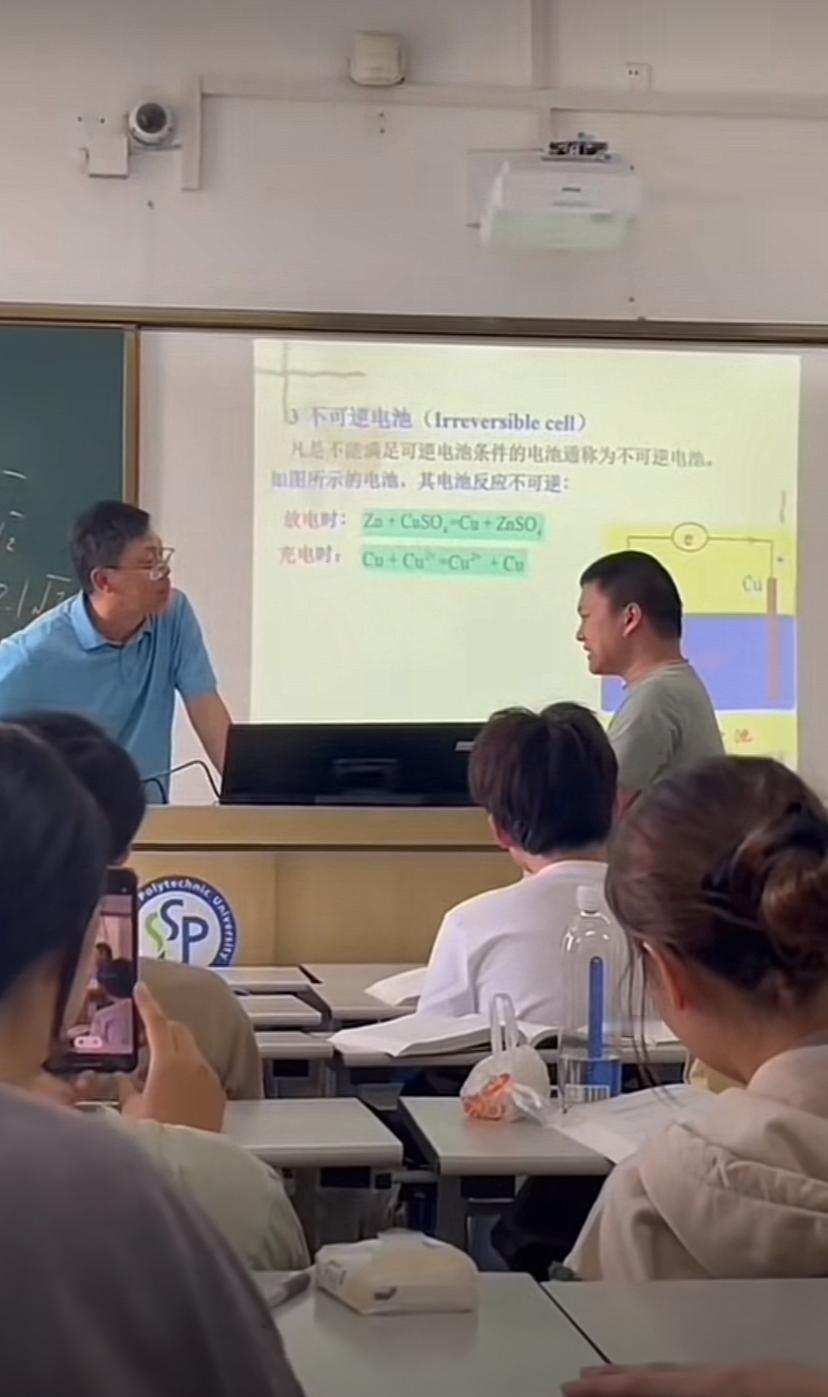 上海第二工业大学的“沙沙哥”，其实这事真的不能怪他，他真的是压力太大的，从课堂上