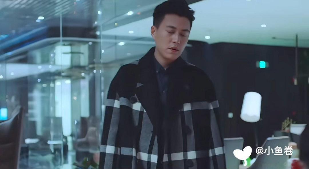 贺涵的造型师竟然是闵塔鲨 贺涵一件LV黑色大衣开场，就知道这角色不简单。闵塔鲨直