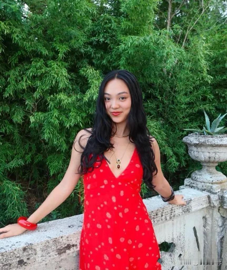 李连杰24岁女儿登时尚杂志，皮肤黝黑发亮认不出，长得不太像利智！[赞][赞]#李