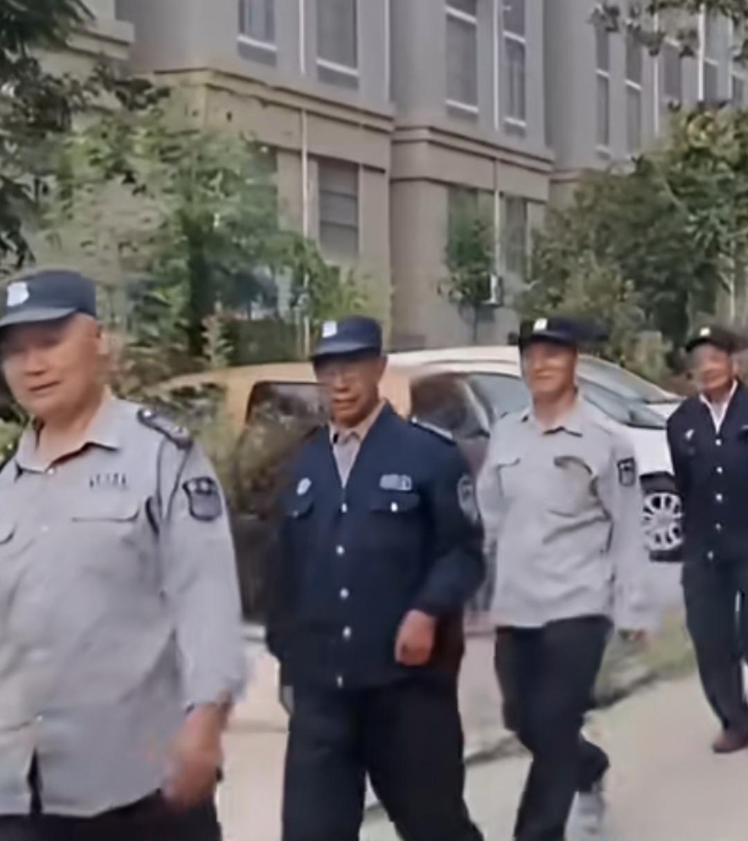 我们这里来了一个新保安，自从他来以后，每天不管是上下班，都是穿着保安服，包括外出