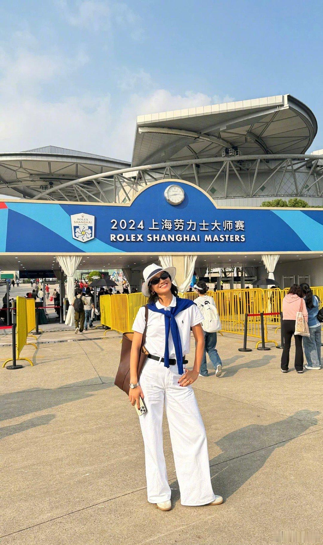 朱丹好喜欢露白牙笑，看起来好自信。 ​​​