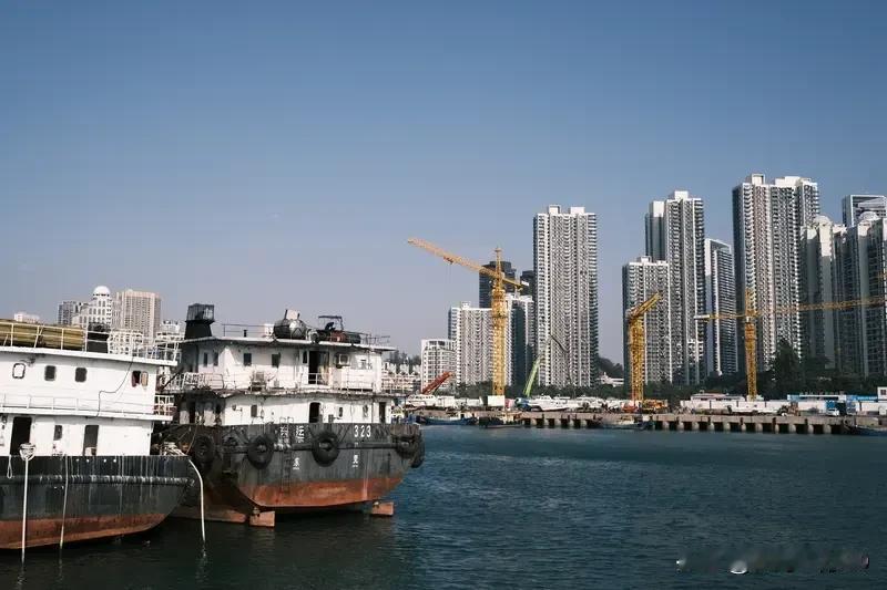 讨厌富人的人并不是真的讨厌财富，你见过会有和钱有仇的人吗？穷人做梦都想当富人。仇