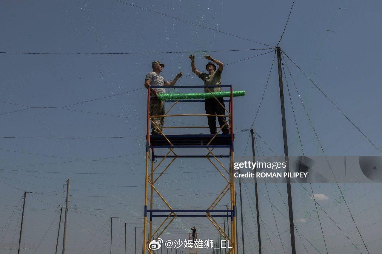 乌克兰军队继续在顿涅茨克州前线修建防无人机后勤通道。俄乌局势 ​​​
