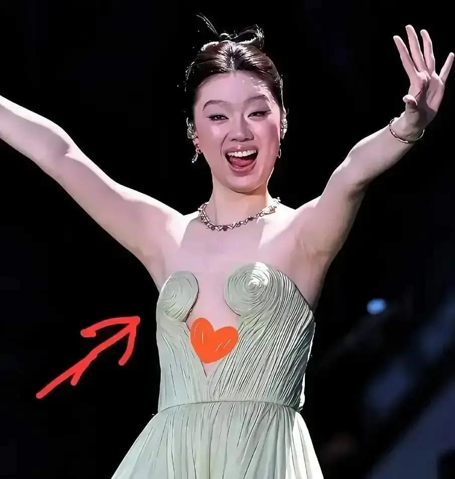 后台撕礼服第7秒，热搜爆了
 
那条裙子刚走完红毯，腰侧暗扣就崩了。八个人扑上去