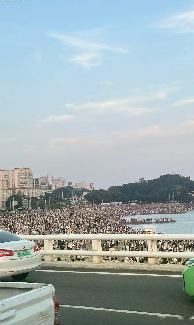 五一厦门人流量还是挺大的，看这白城沙滩又现下饺子场面了！ ​​​