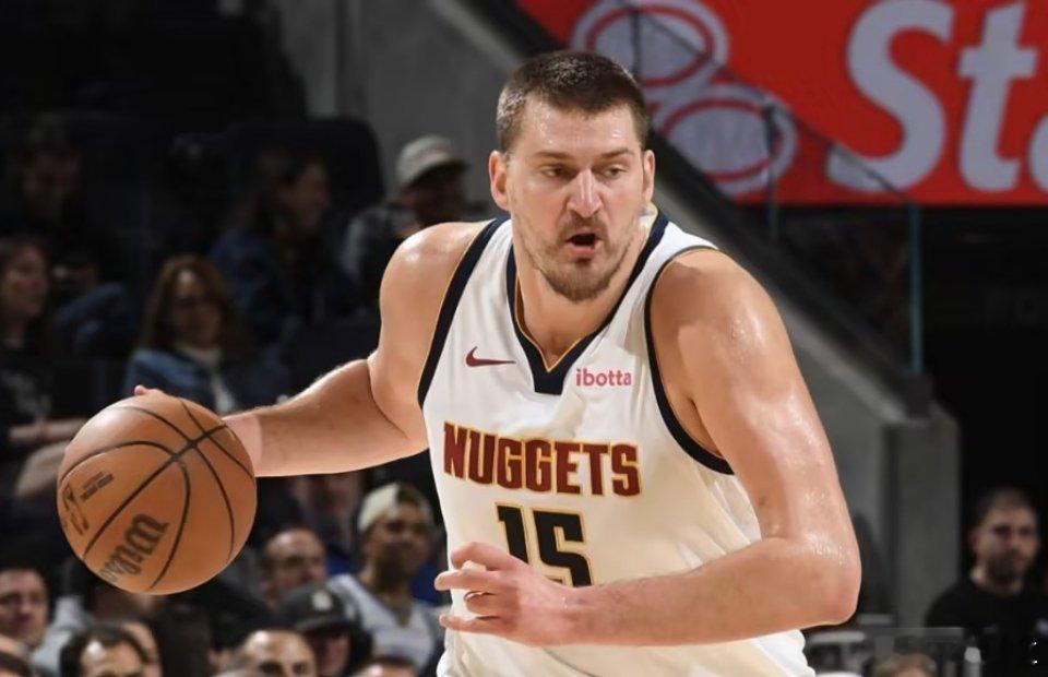 NBA常规赛，勇士主场128比117逆转击败掘金。第四节还剩7分25秒时，掘金依