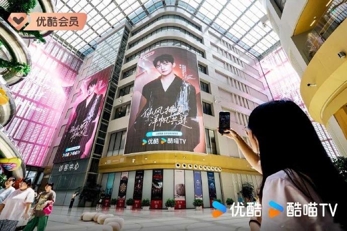 想当年优酷给韩立应援的这个架势不知道的还以为谁家帅气男团出道呢原来是我杨洋老祖 