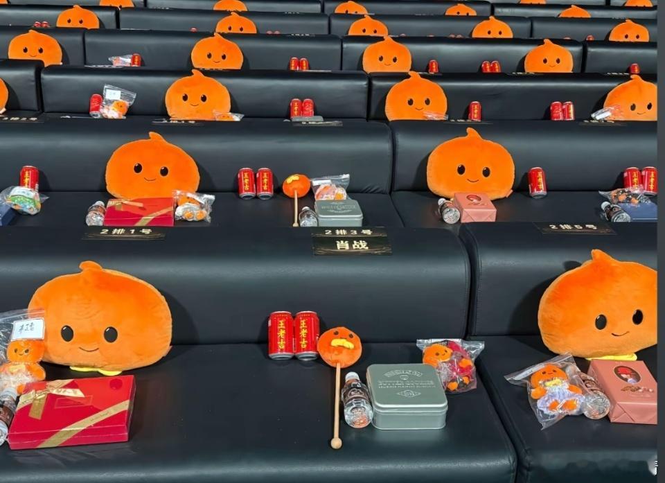 大家都看明白了吧，微博之夜内场的座位第一个贴上名字的就是肖战，其他座位都没有名字