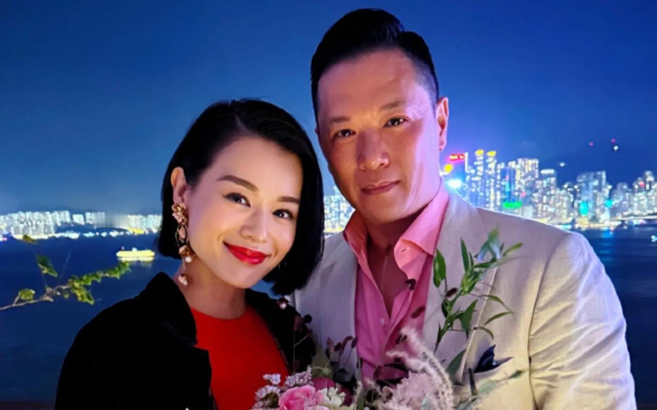 一次采访中，主持人问胡杏儿：“你和你老公是怎么认识的啊？” 
　　“活动现场与他