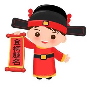 海边浪漫的拾贝者