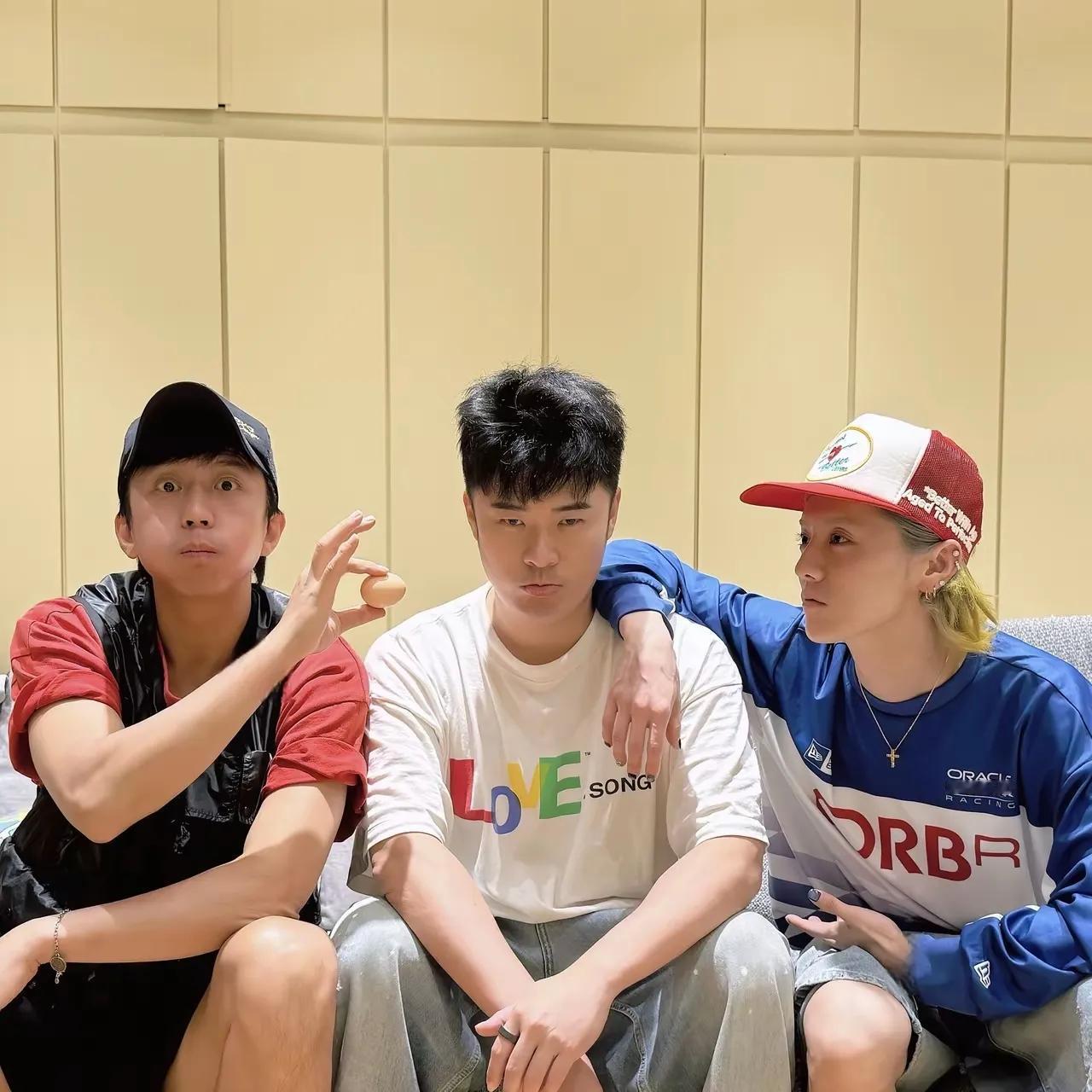 男人的友情或许比女人的要简单些吧。这三个大男人性格全然不同，却能玩得如此之好，就
