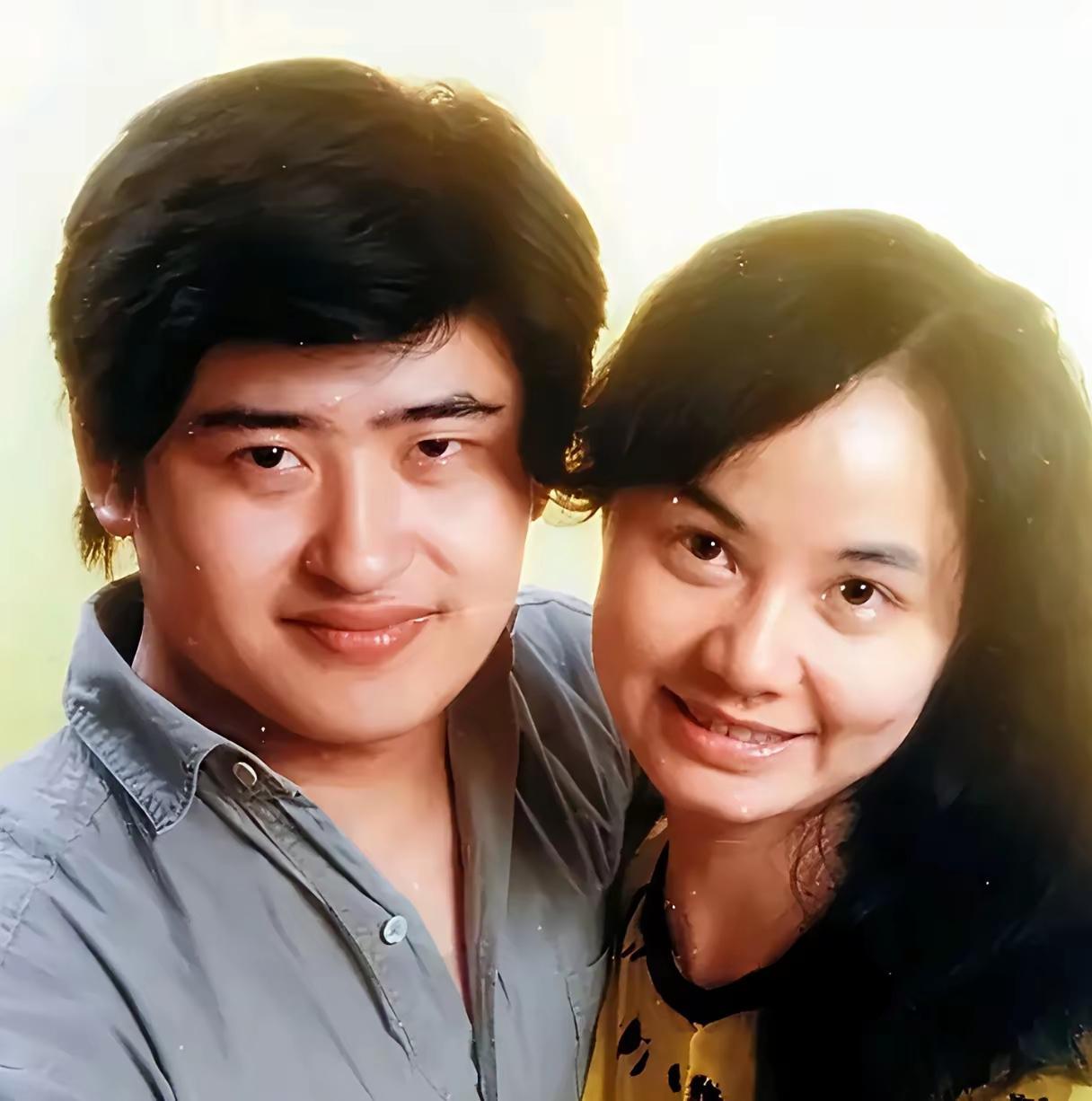 刘欢离去，最孤单的那个人，是妻子卢璐🕯
 
刘欢走了，纵观他这一生，父母早已先