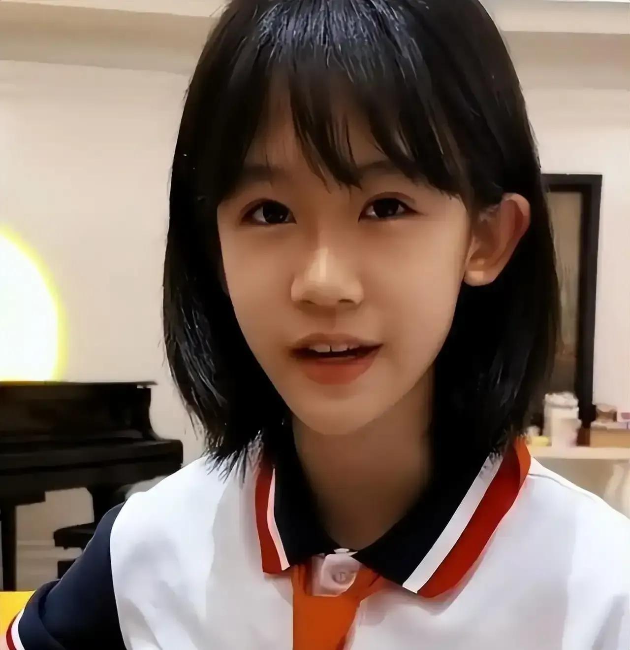 陆毅13岁的女儿贝儿，清纯漂亮，像个灵动可爱的小公主，和爸爸几乎是复制粘贴。
贝