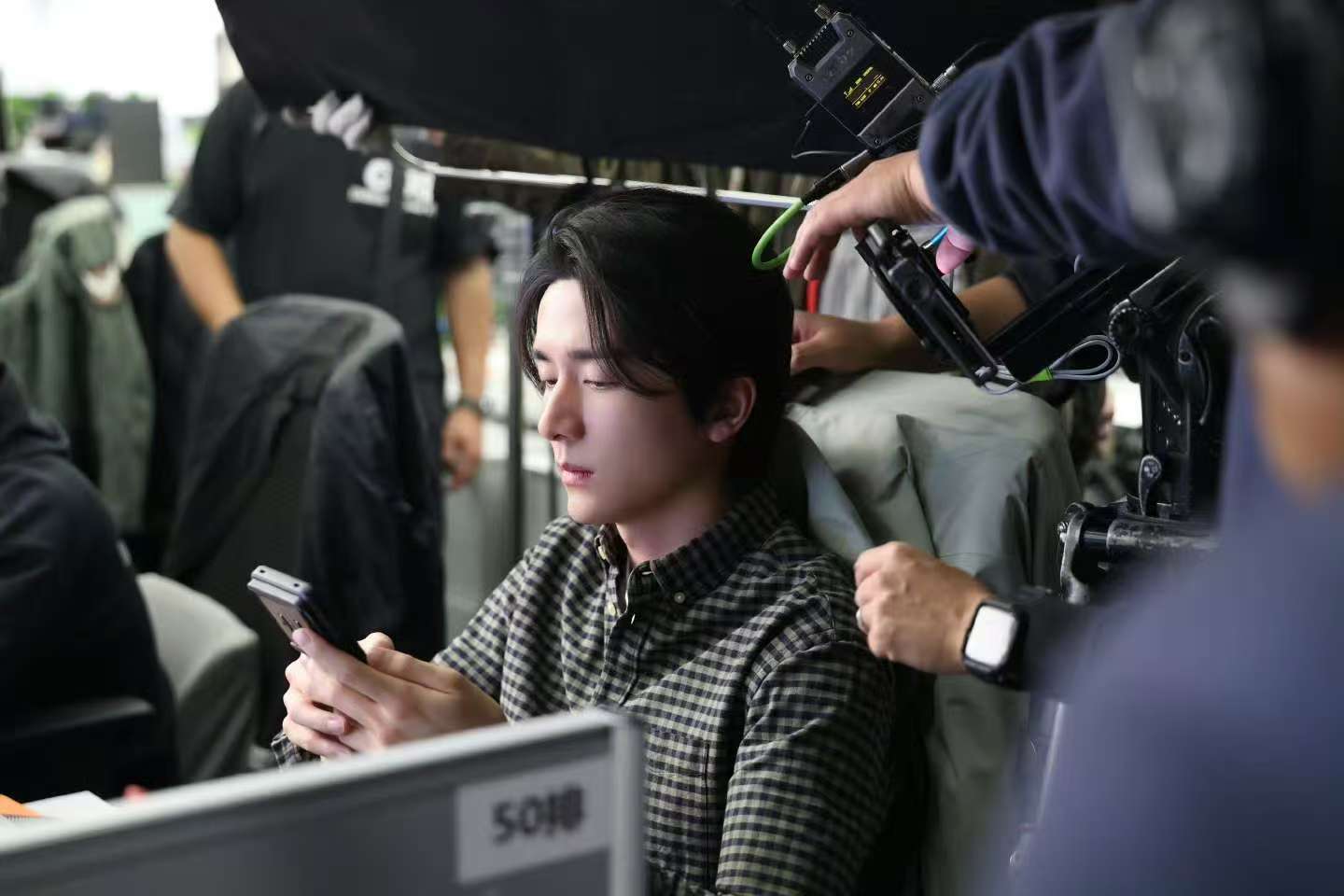 这个角色简直就是为打工人量身定制的，完美诠释了我们在工作和生活间的挣扎。明明已经