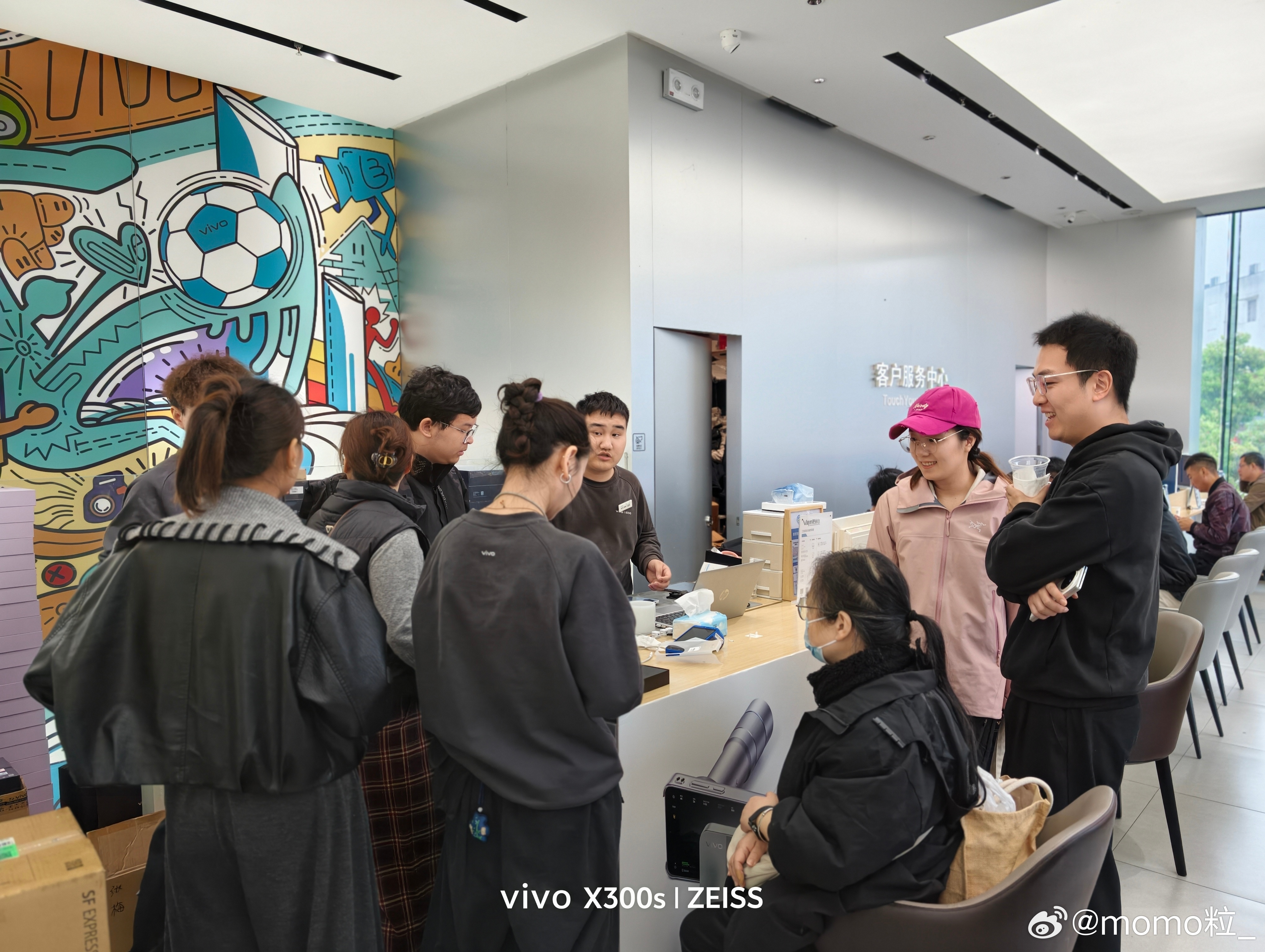 今天X300 Ultra和X300 s 首销现场人气爆棚，好的产品大家就是在抢，