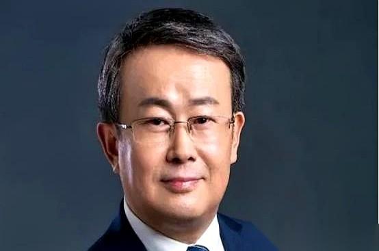 最寒心的是什么？
是你拼死拼活在前面冲锋陷阵，回头一看，朝你扔石头、吐口水的，居
