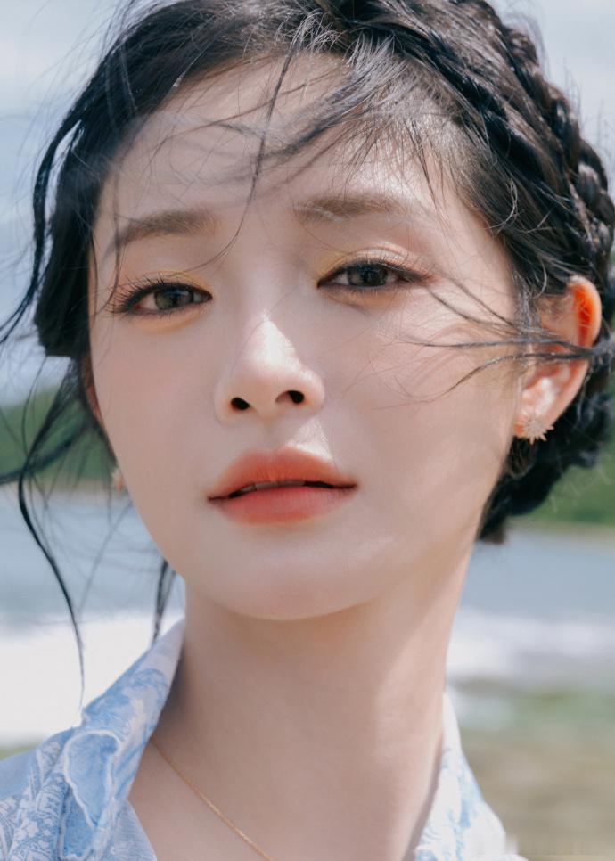 周洁琼海盐芝士妆 蓝色的上衣搭配了裸色系的纱裙，真的是太温柔了，周洁琼海盐芝士妆