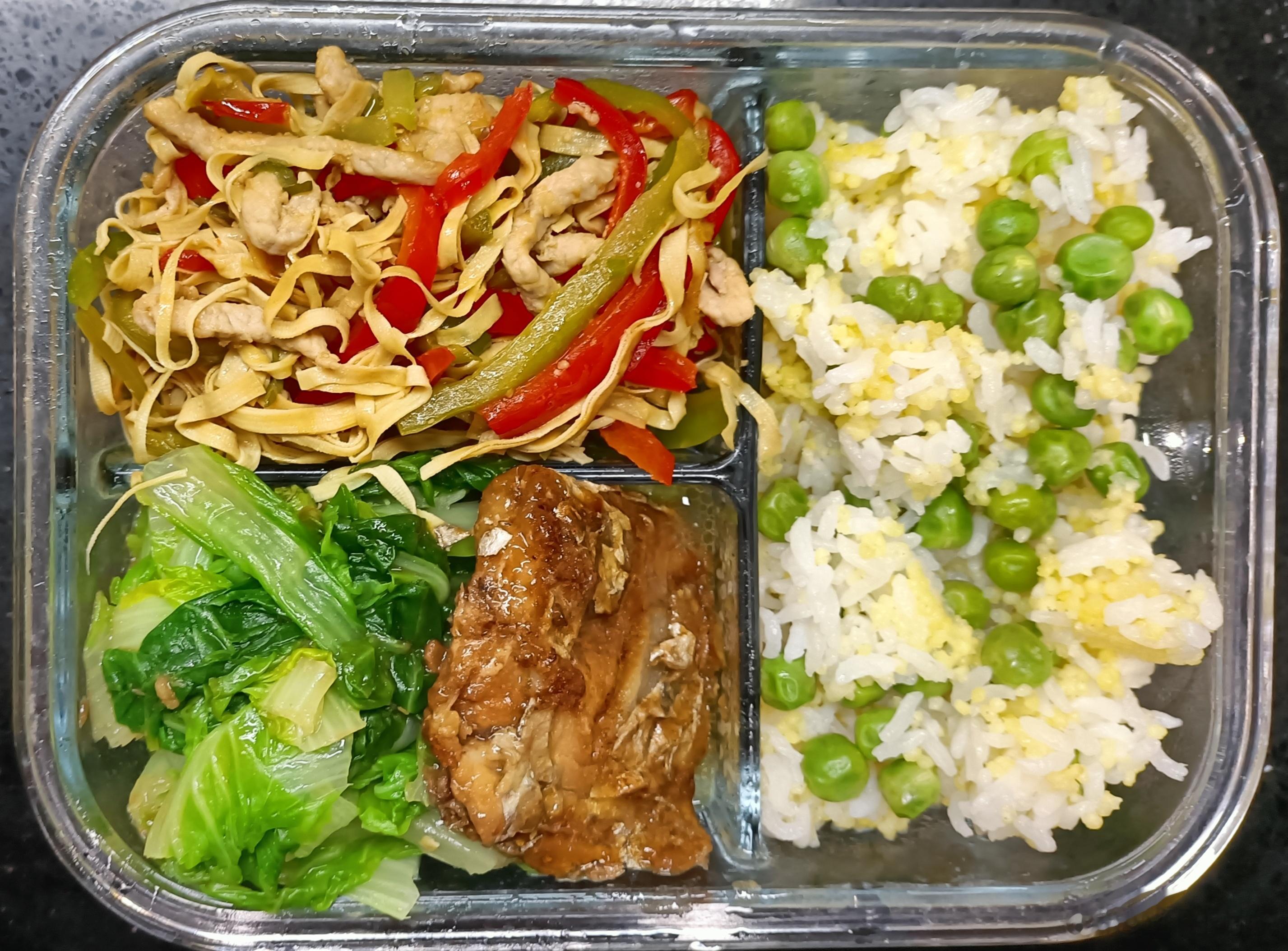 #儿子的午餐##这个问题吃什么# 鲜豌豆二米饭，豆皮里脊彩椒丝，水油煮小白菜，一