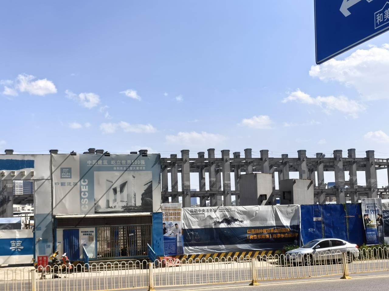 巫家坝和美路上的这个显眼包，是保利的，有的人说保利分保利置业与保利发展，是没有问