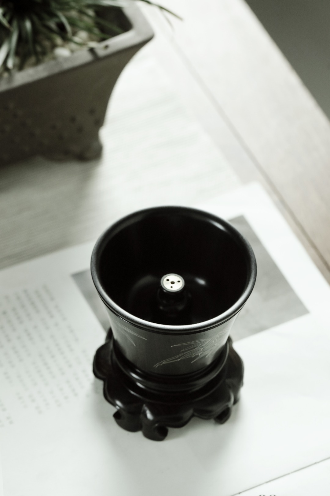 紫光檀x银丝【竹】香炉取材紫光檀精品料，上部外壁以嵌银丝工艺饰文竹、落款篆书”下