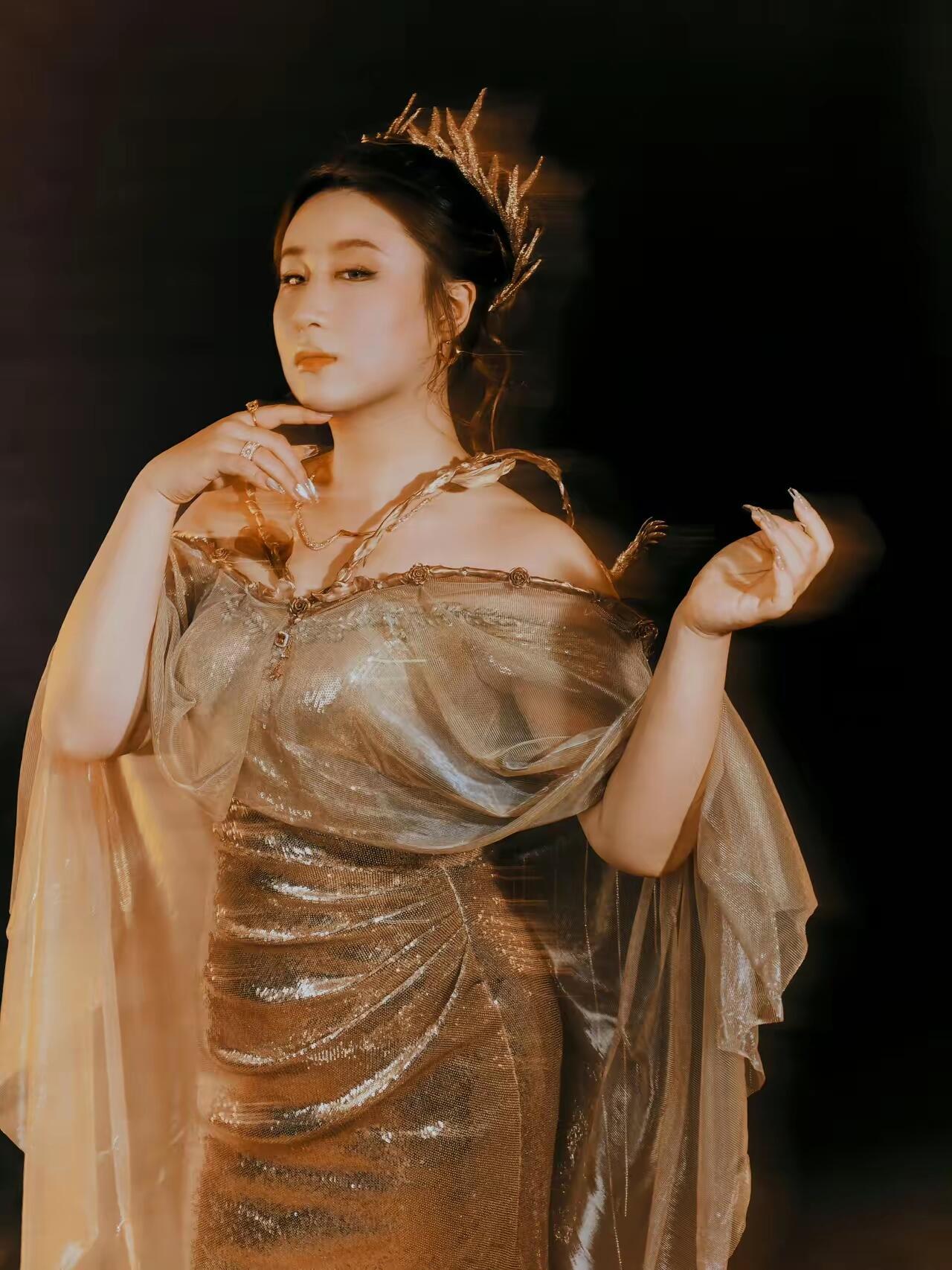 锤娜丽莎真的吃了粉丝送的蒜薹锤娜丽莎瘦身成功后，肉眼可见的气质大变样，五官精致线