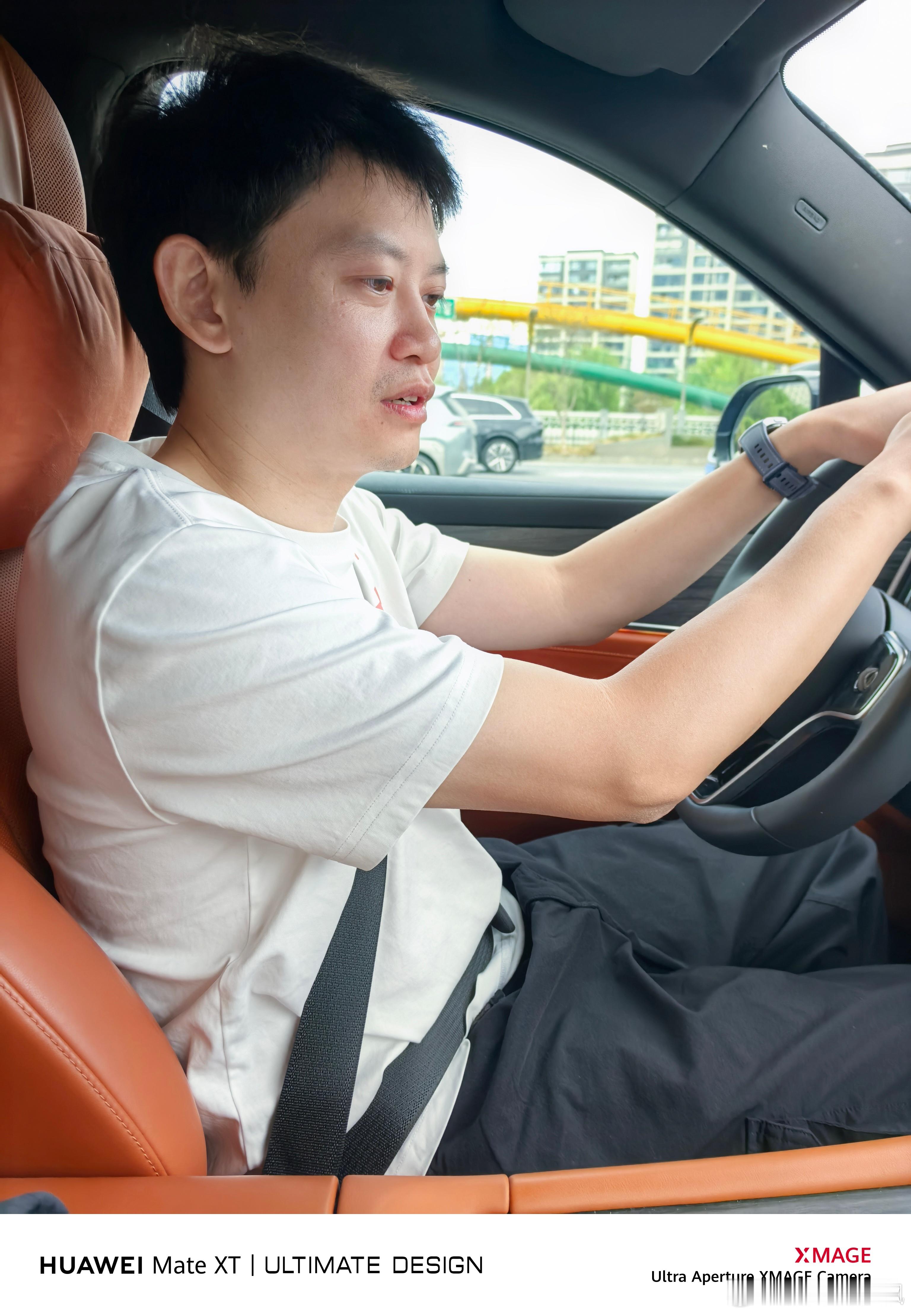 高铁刚到杭州东，鸭哥已经开着问界m9 在停车场等我了，准备出发上海华为研发中心-