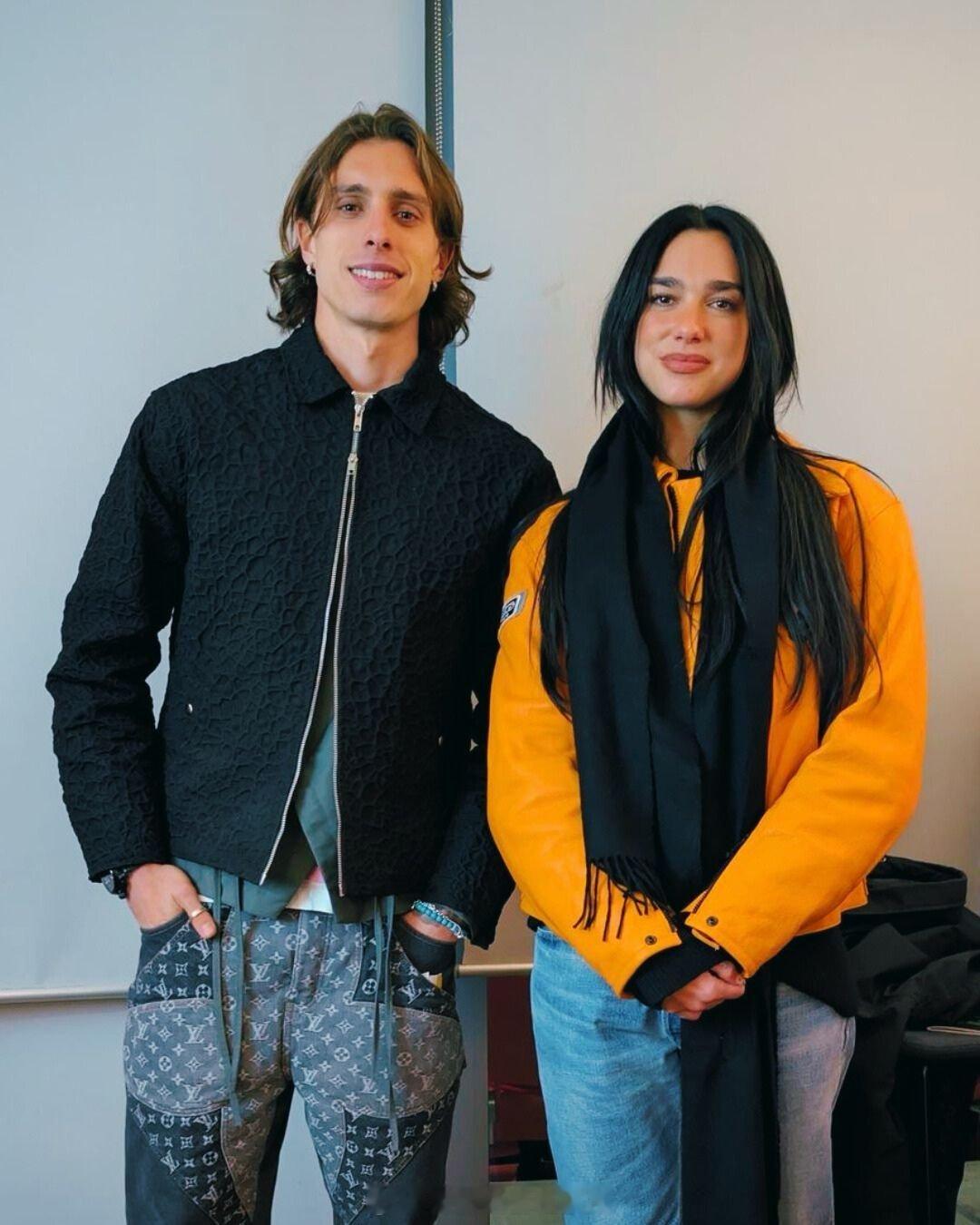 知名英国歌手Dua Lipa酋长球场现场观战，阿森纳官方晒出了她和卡拉菲奥里的合