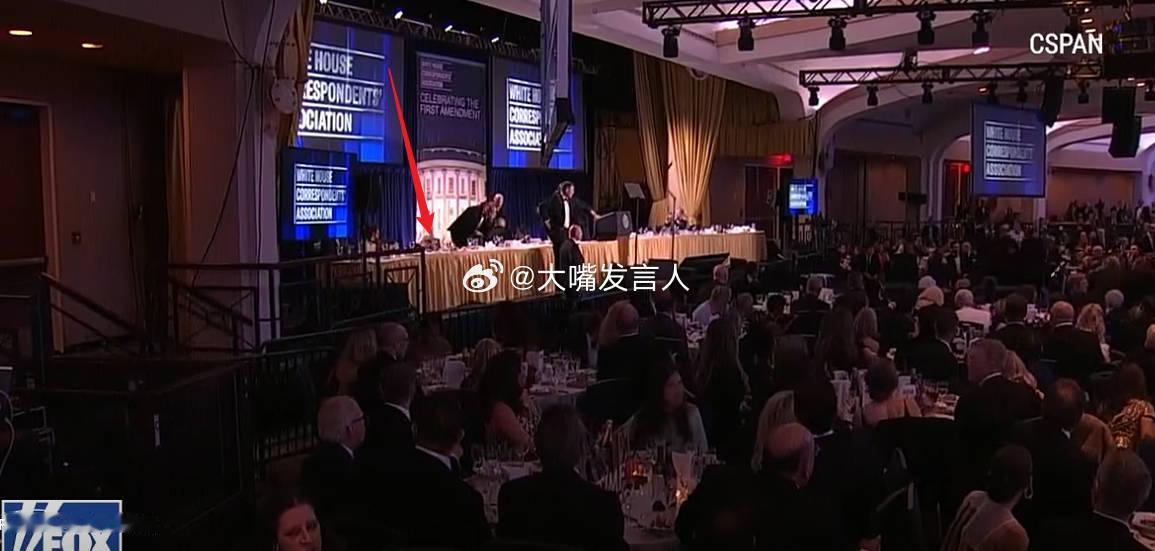 特朗普因安全原因离开白宫晚宴    看视频，川普身边的贵宾们，习惯性的往桌子底子