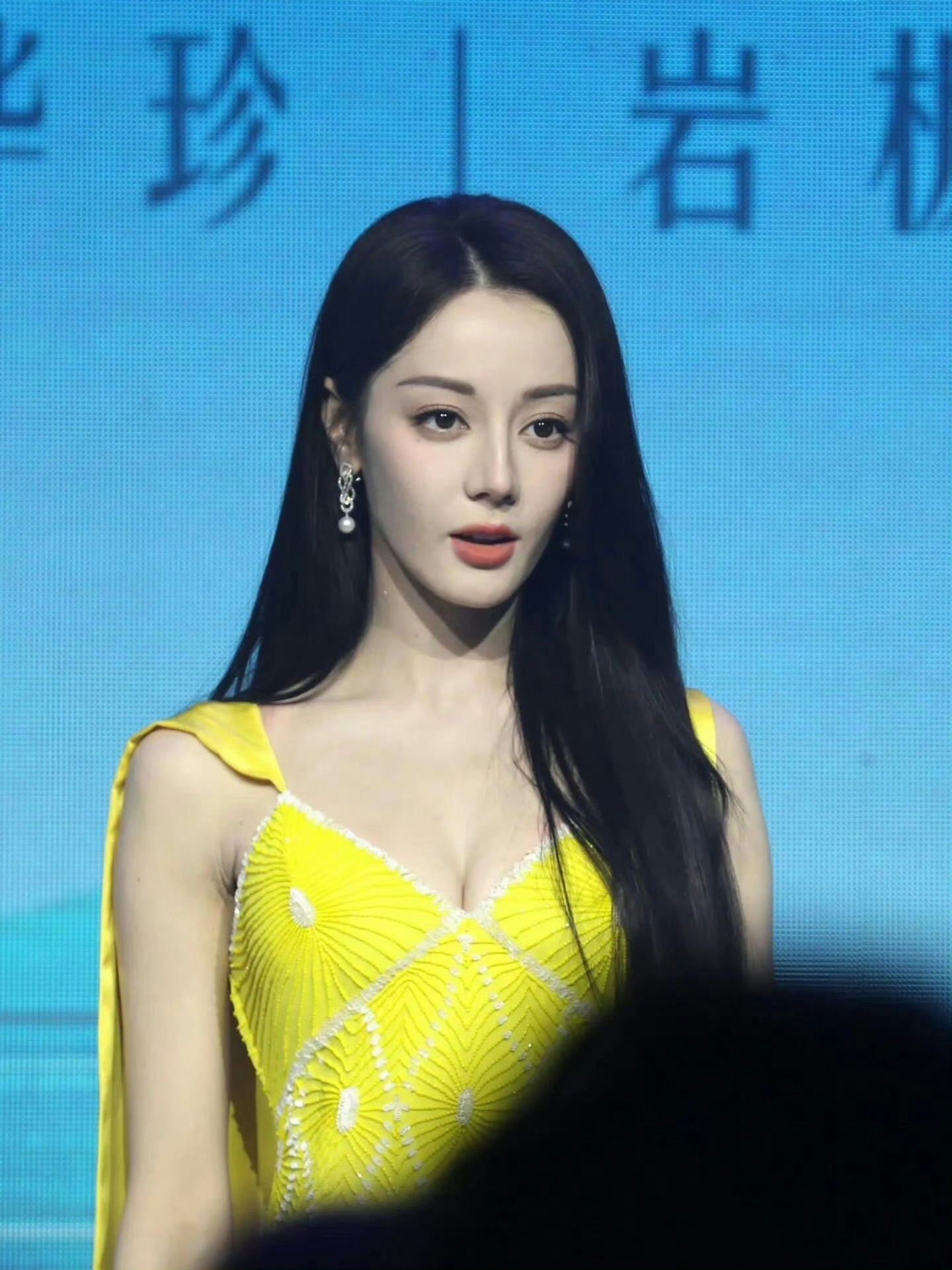 沃靠，，这姐天生长了一张精修的脸 