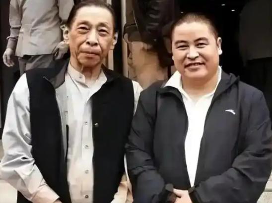 1991年，杜月笙的儿子杜维善来到北京，想要收回父亲买下的四合院，但住户不认账，