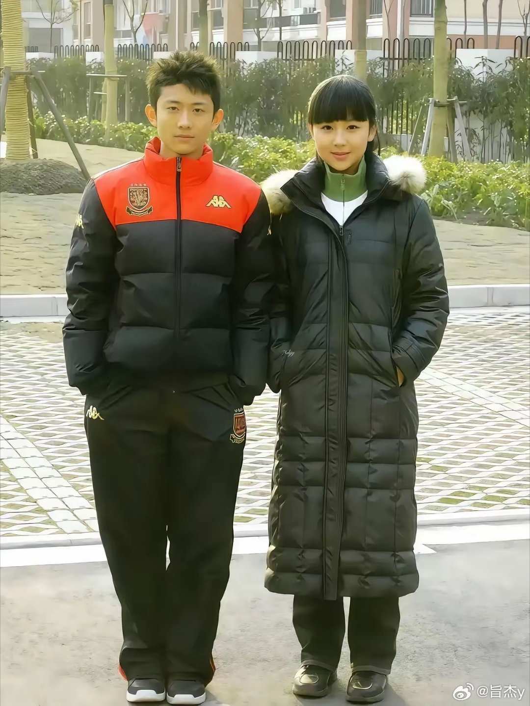 杨紫穿着黑色的棉服，太抢镜啦！身材窈窕，气质优雅，妥妥的大美女一枚！​张一山也好