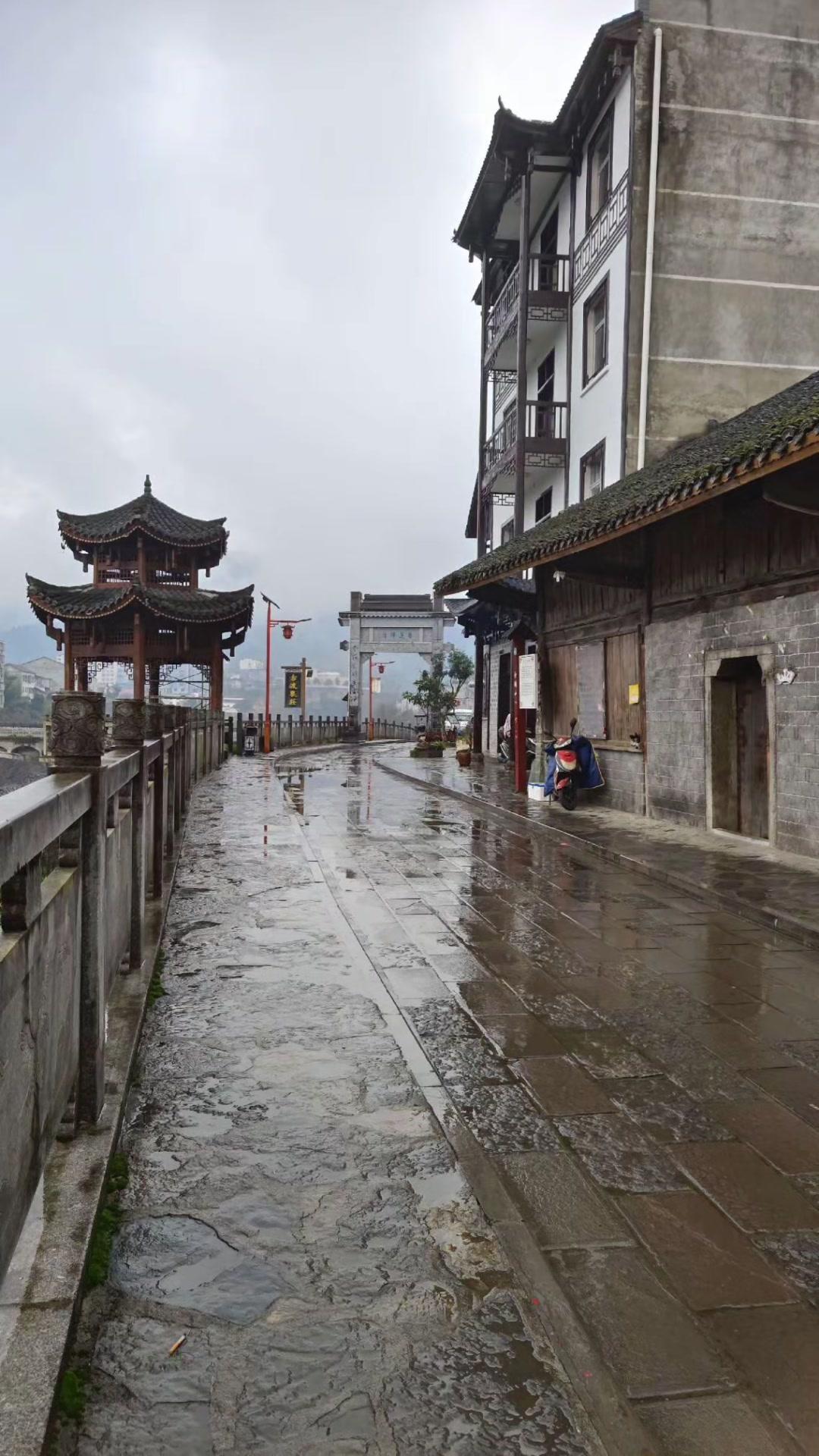 这是我的家乡，山美水美，比起大城市的喧嚣繁华，我更喜欢这里的宁静温暖和淳朴人民。