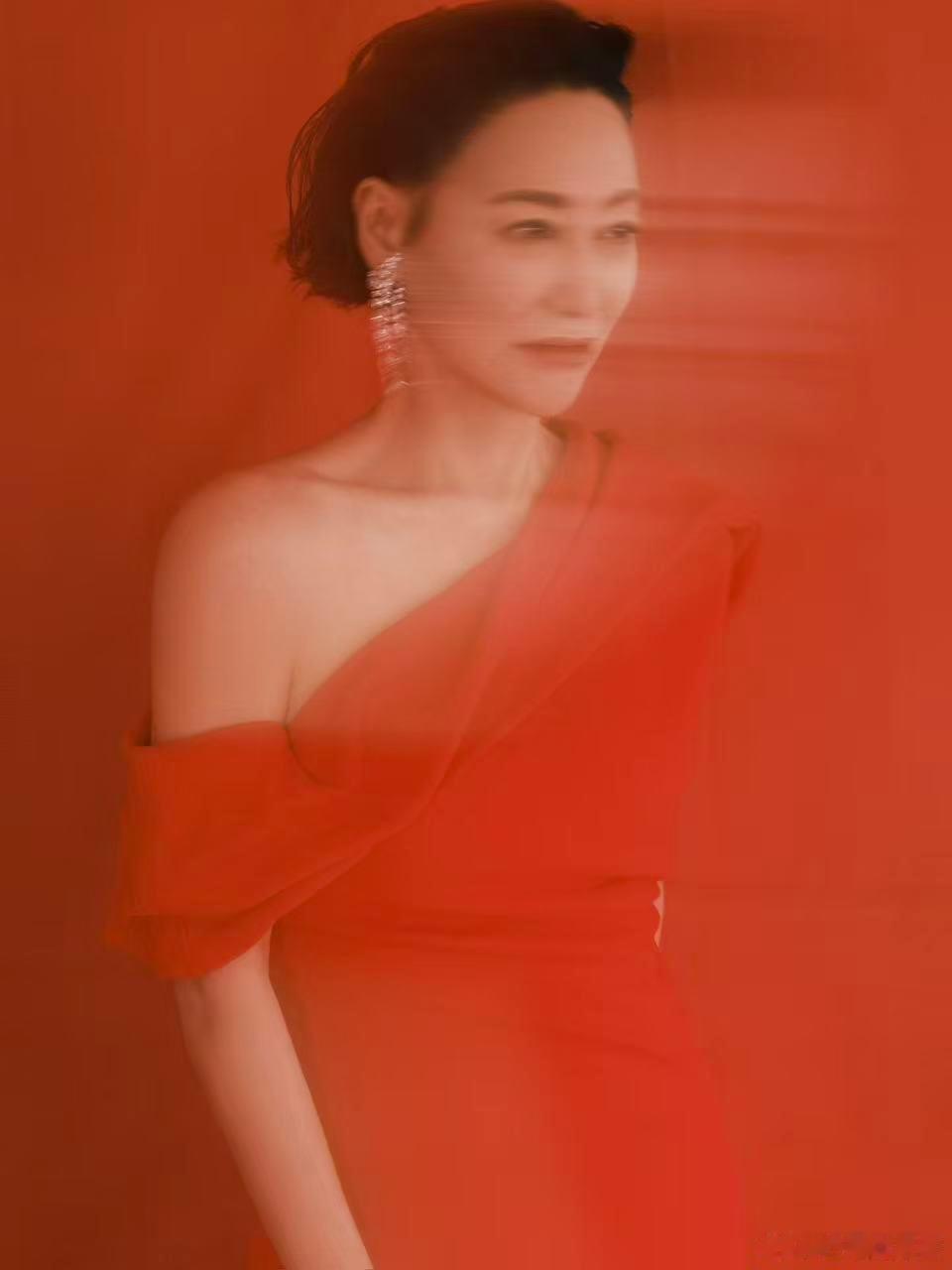 惠英红66岁拿下Loewe全球广告 惠英红再一次以她的魅力征服了大众，66岁合作