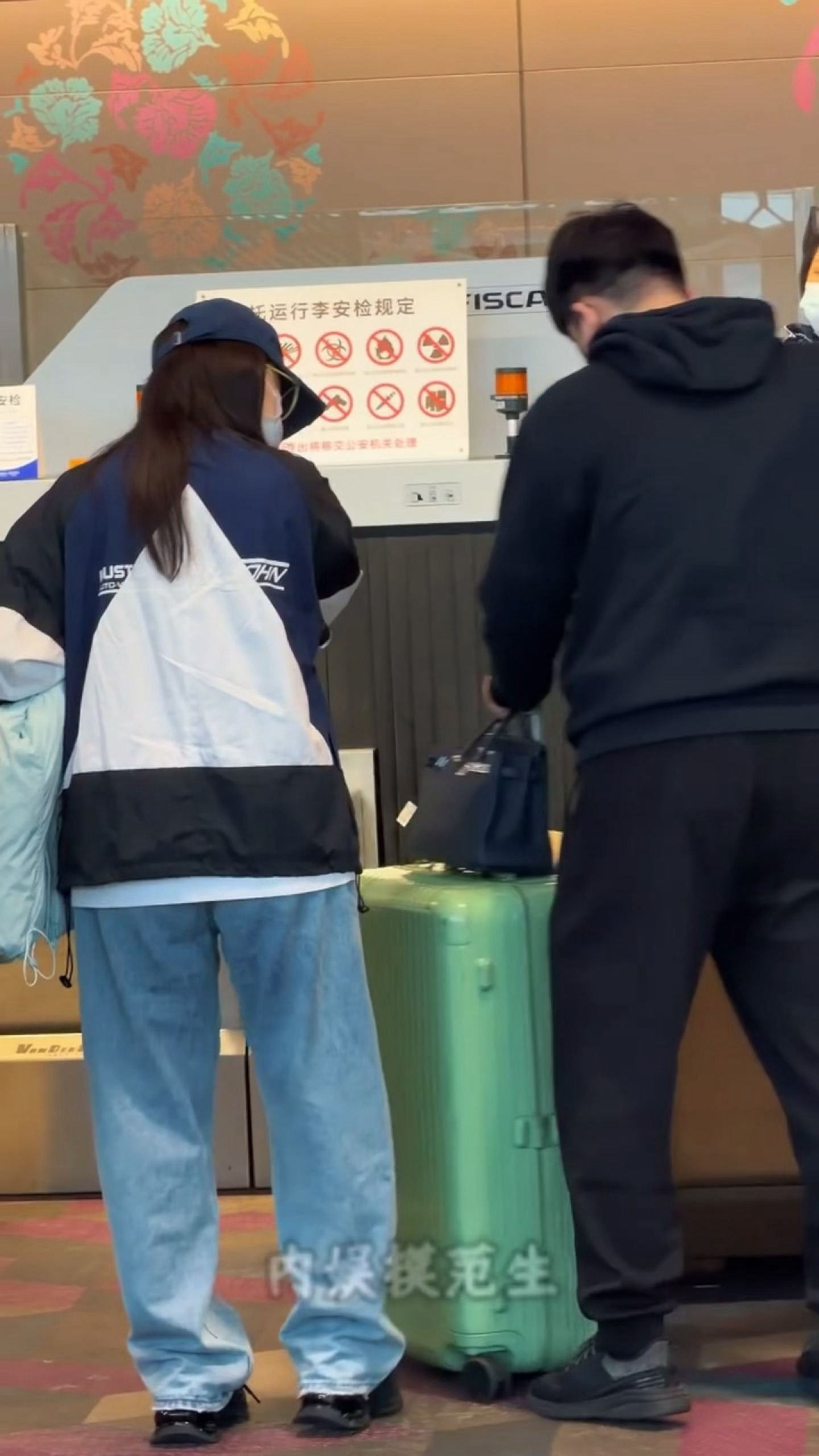 阚清子今早和老公一起现身机场，好久没公开露面，终于复工了（是出发录制浪姐嘛，昨天