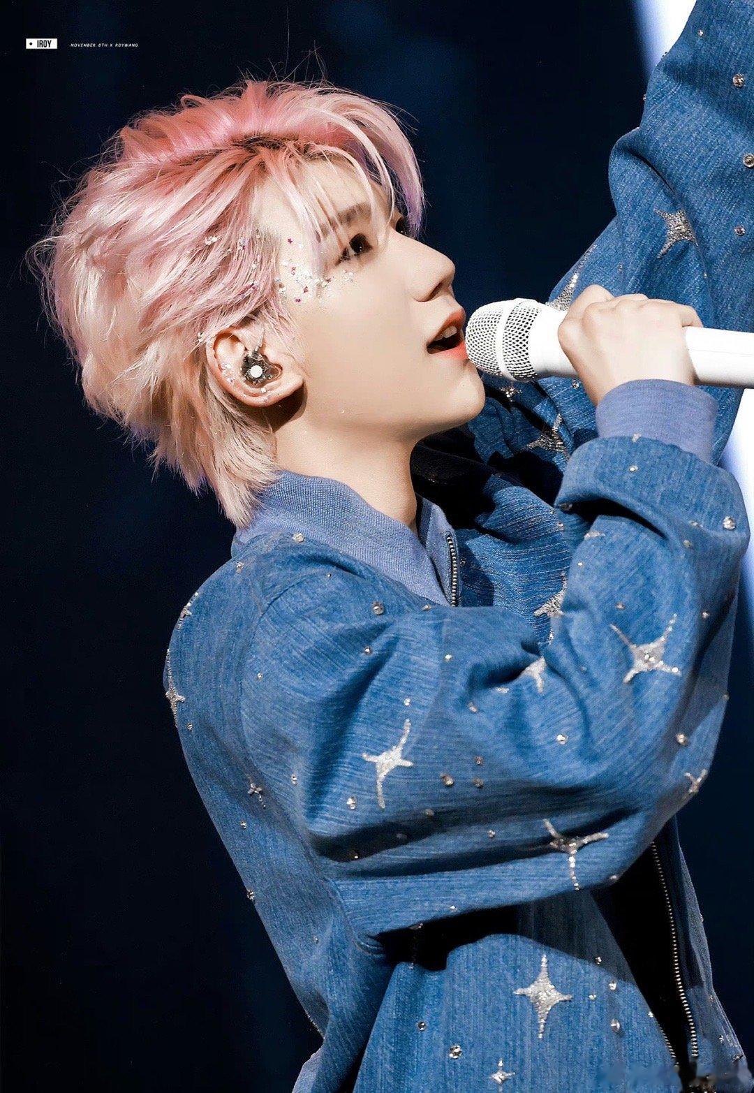 #王源说不好好唱谁都对不起# 看到王源每一次面对观众唱歌的时候的那种认真程度，是