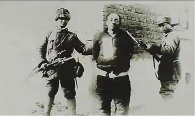 1946年除夕夜，一群女护士们以“吃药”之名，将毒药喂进解放军伤员口中，凌晨，4