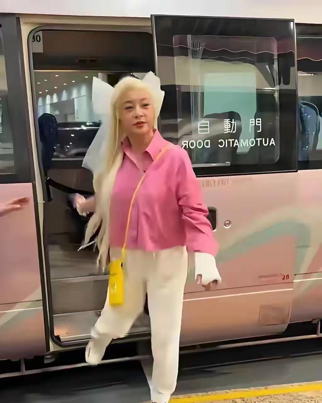 粉衣金发刘晓庆，年轻小伙子们又要蠢蠢欲动了！很多人都想不明白，为什么年老色衰的刘